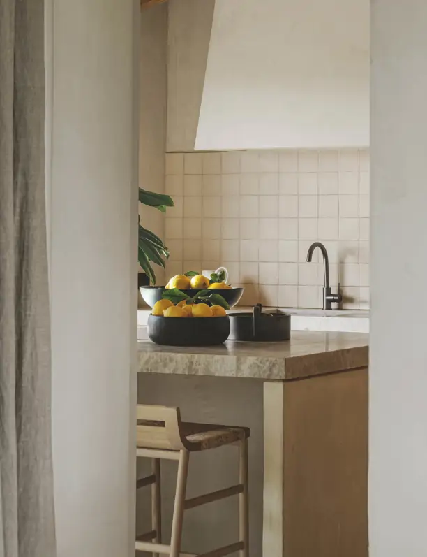 Así es la cocina diseñada por un famoso chef en su casa rural de Cantabria: madera, azulejos y vajilla de Zara Home