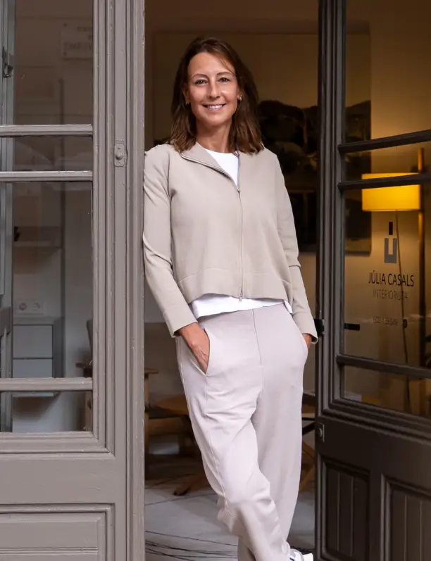 Júlia Casals, interiorista: "Esta combinación de cortinas es ideal para dormitorios o salones que necesitan regular la luz"