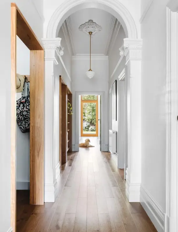 Ni cuadros, ni espejos: Zara Home liquida esta pieza para pasillos estrechos que arrasa en las casas de las francesas
