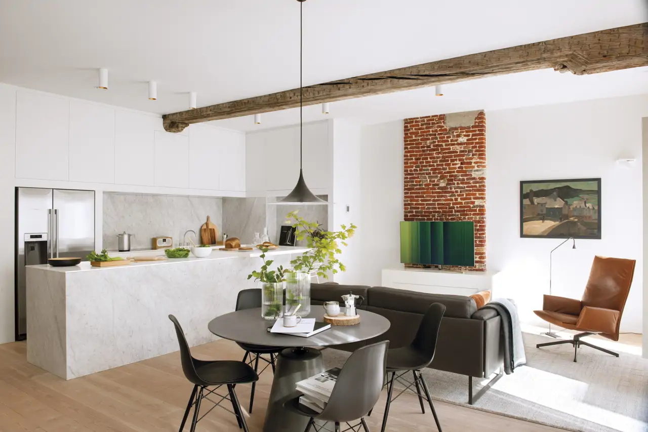 Cocina con isla y nevera
