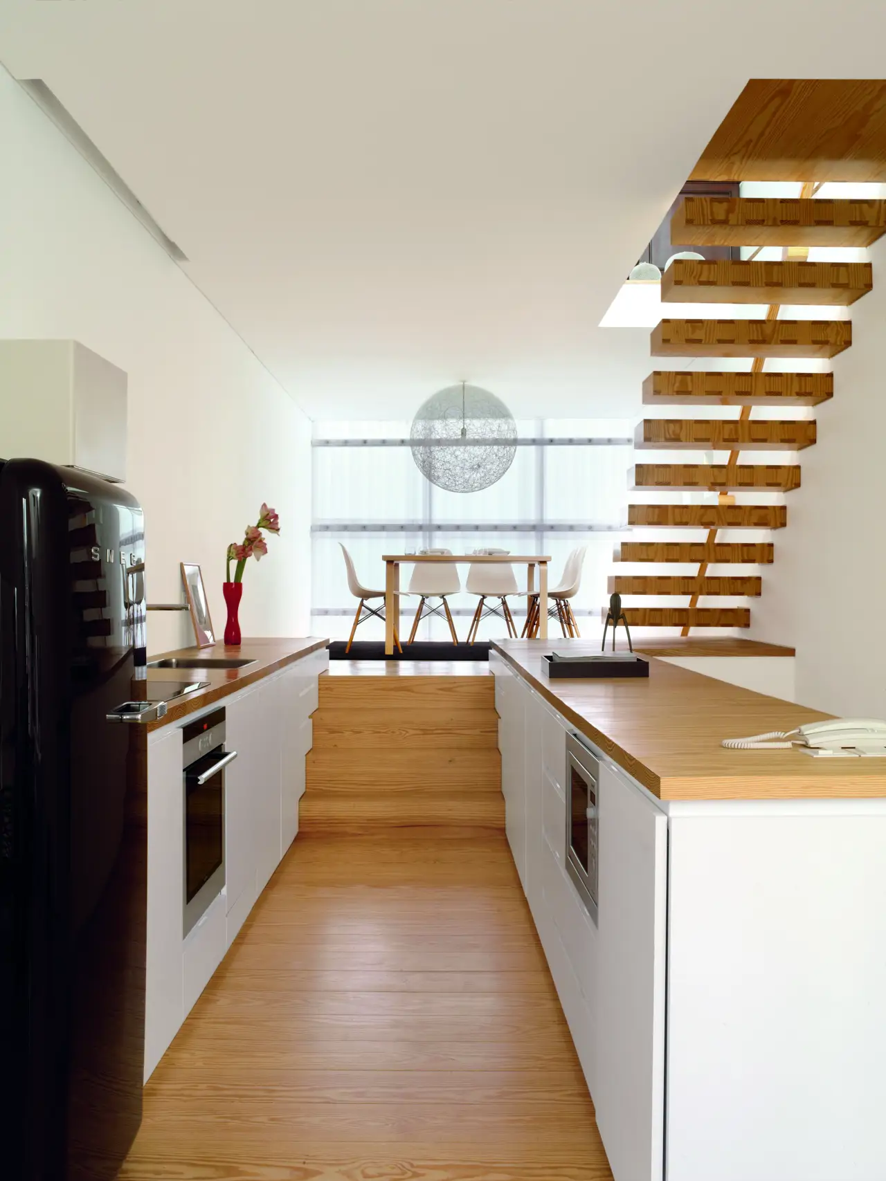 Cocina pequeña con nevera