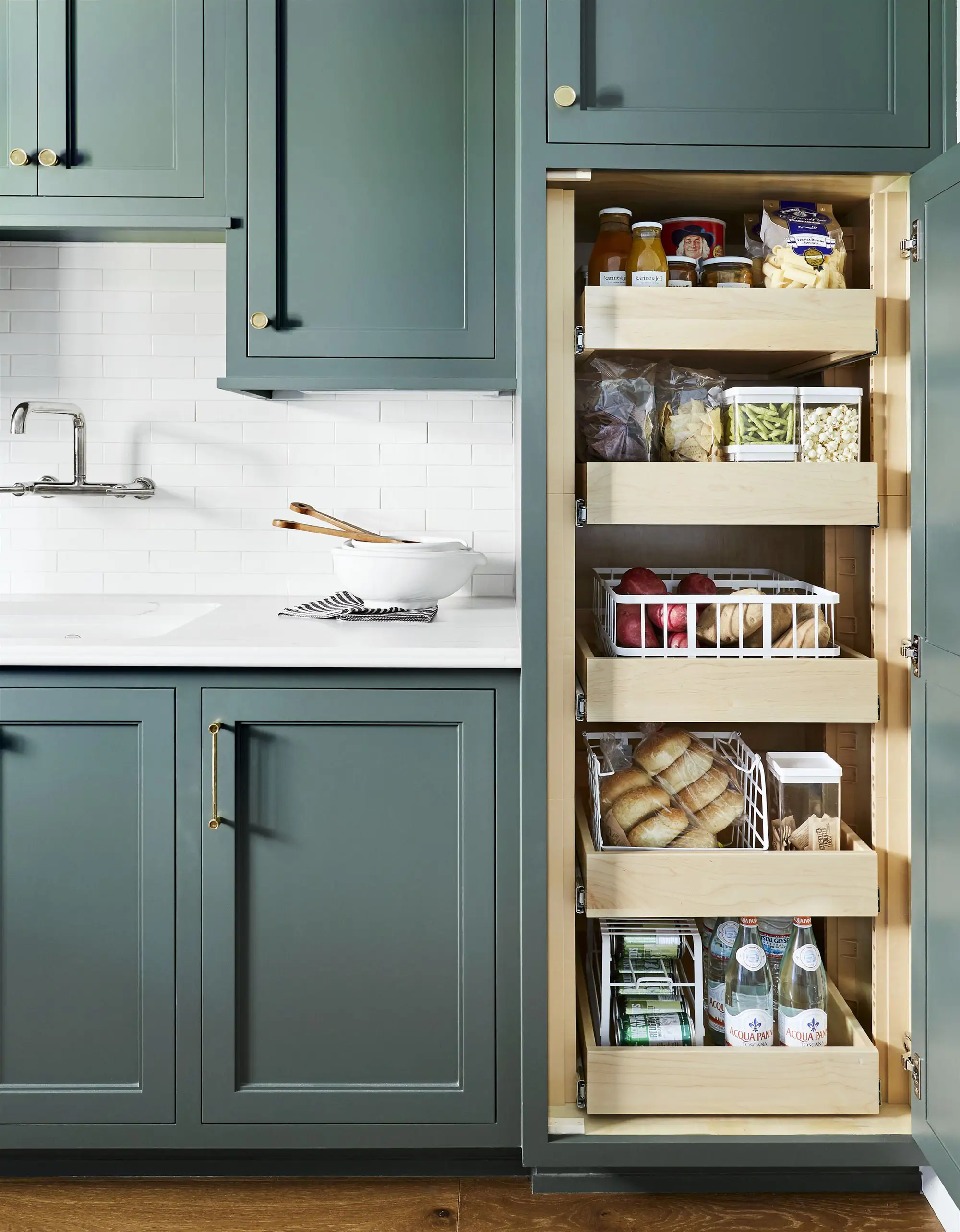 Armario de cocina con cajones extrai´bles de madera