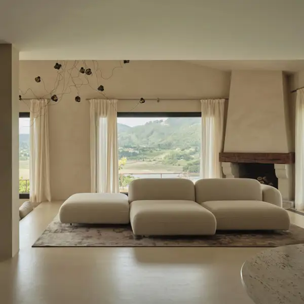 Este antiguo caserío se transforma en una vivienda moderna en Cantabria: con grandes ventanales, madera y piedra