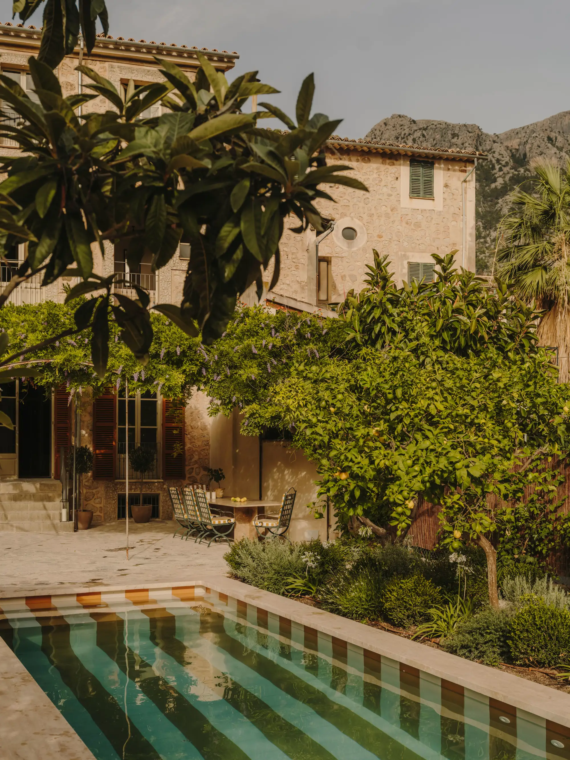 Casa de 1900 con fachada de piedra y piscina