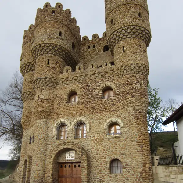Sin arquitectos, ni planos: un vecino construye con piedras del río este castillo que puedes visitar gratis en Burgos