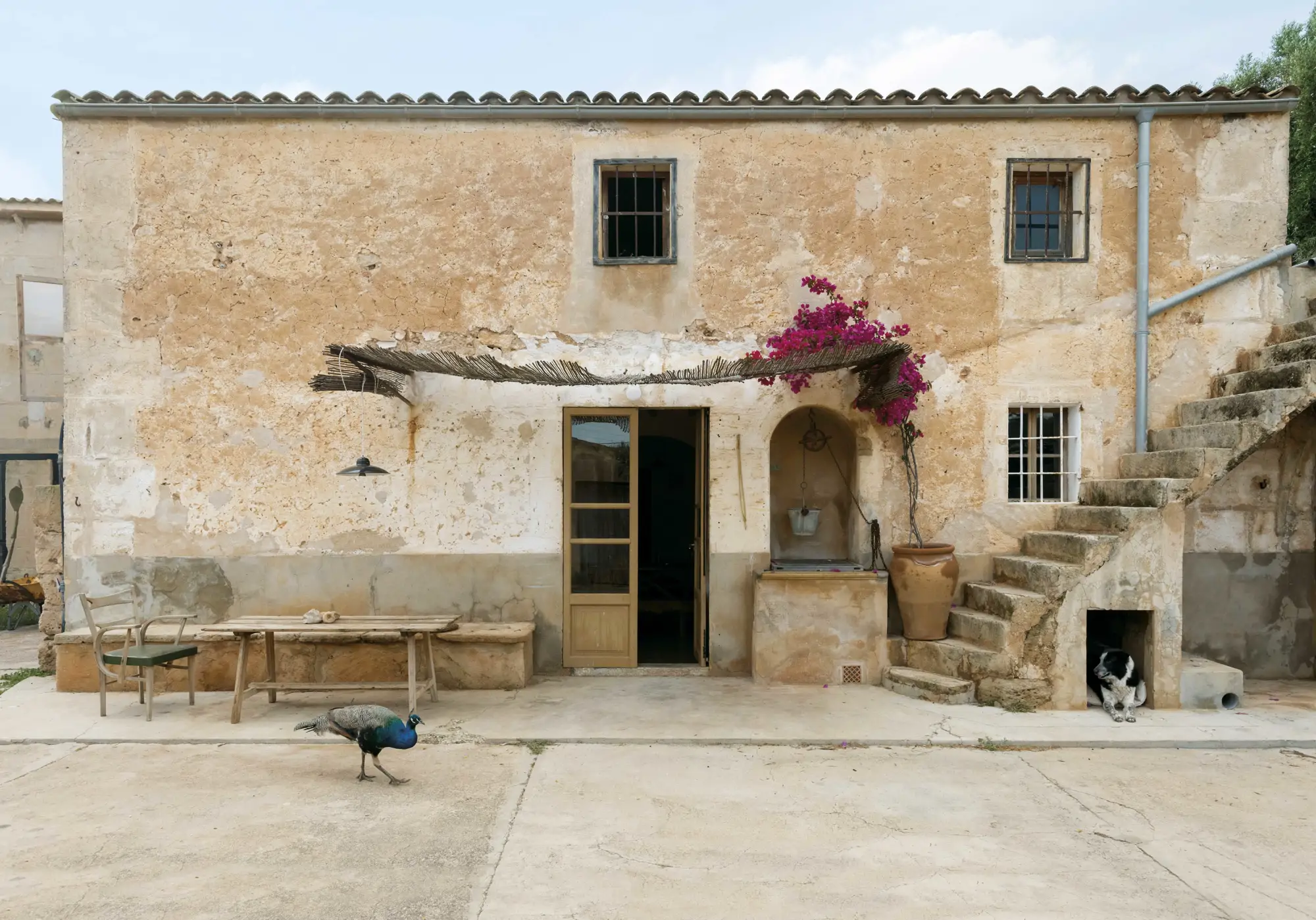 La fachada de su nuevo taller, apenas reformada. “No quería borrar ni pervertir las huellas del pasado”, explica el ceramista mallorquín