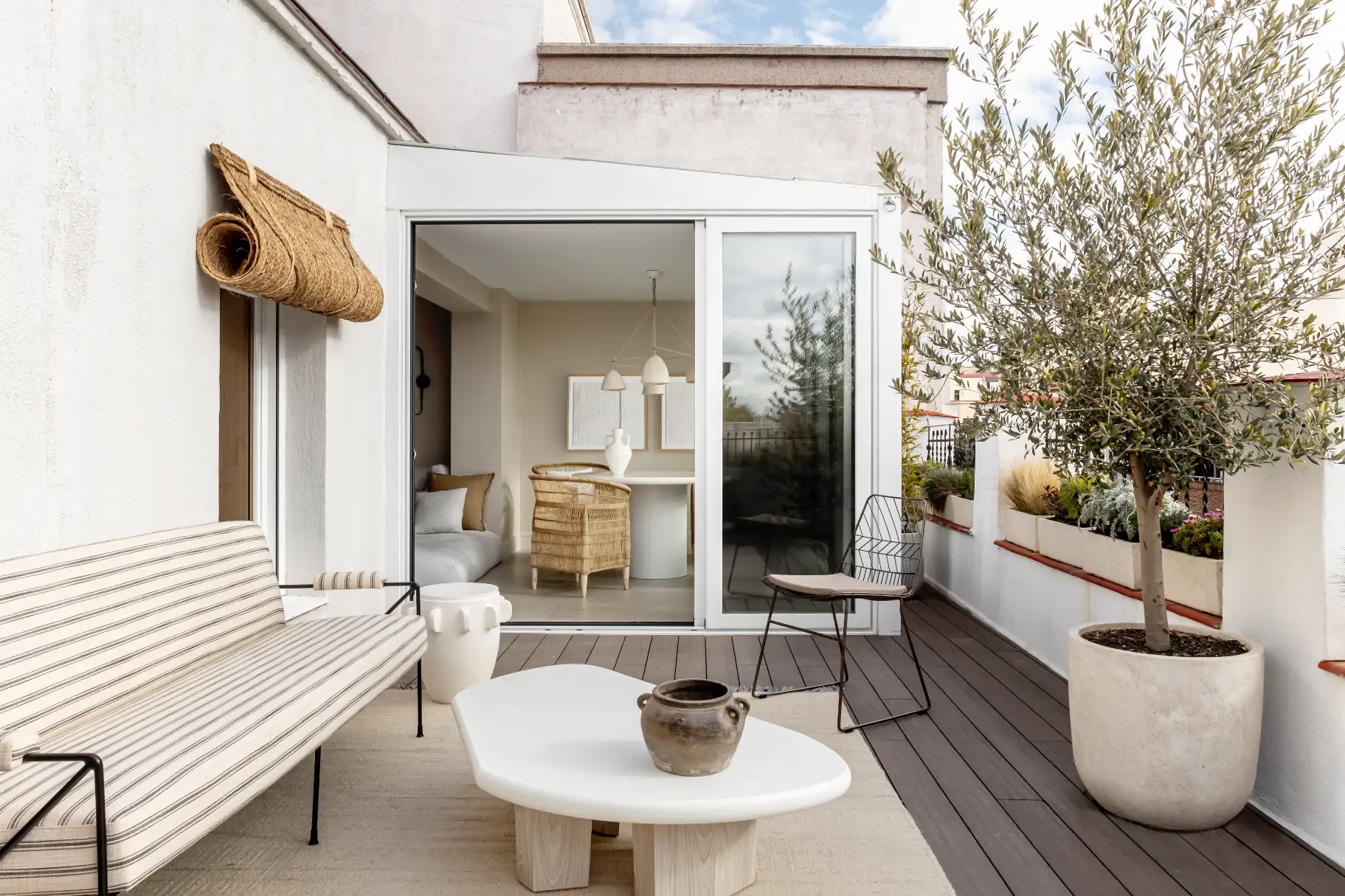 La terraza se ha vestido con un sofá de Decolab, alfombra de Zigler y mesa de centro y taburete de Findings Gallery. La silla y la vasija de Tristán Domecq Casa.