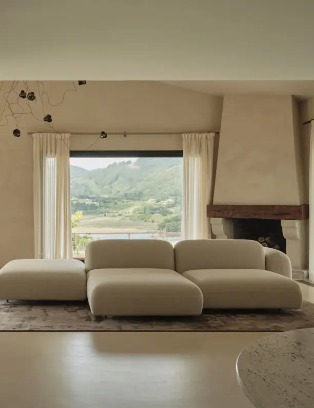 Este antiguo caserío se transforma en una vivienda moderna en Cantabria: con grandes ventanales, madera y piedra