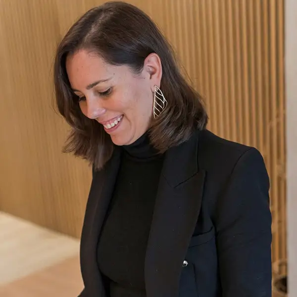 Alexandra Casas, arquitecta: "Tu casa parece más pequeña de lo que es por culpa del suelo que tienes" 
