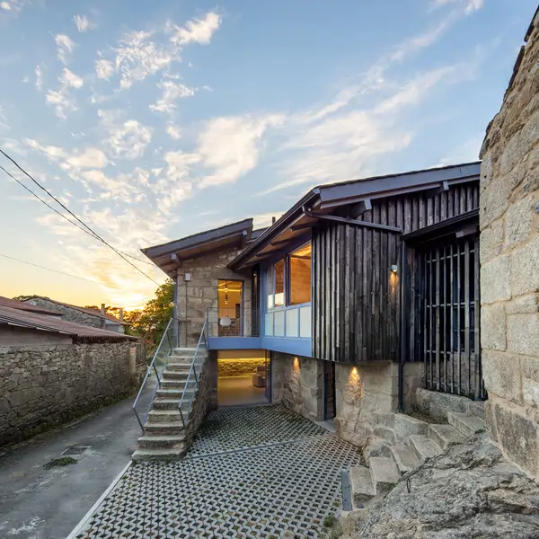 La transformación de 3 casas de campo abandonadas en Galicia en una sola vivienda que está dando la vuelta al mundo