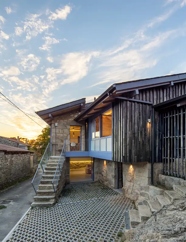 La transformación de 3 casas de campo abandonadas en Galicia en una sola vivienda que está dando la vuelta al mundo