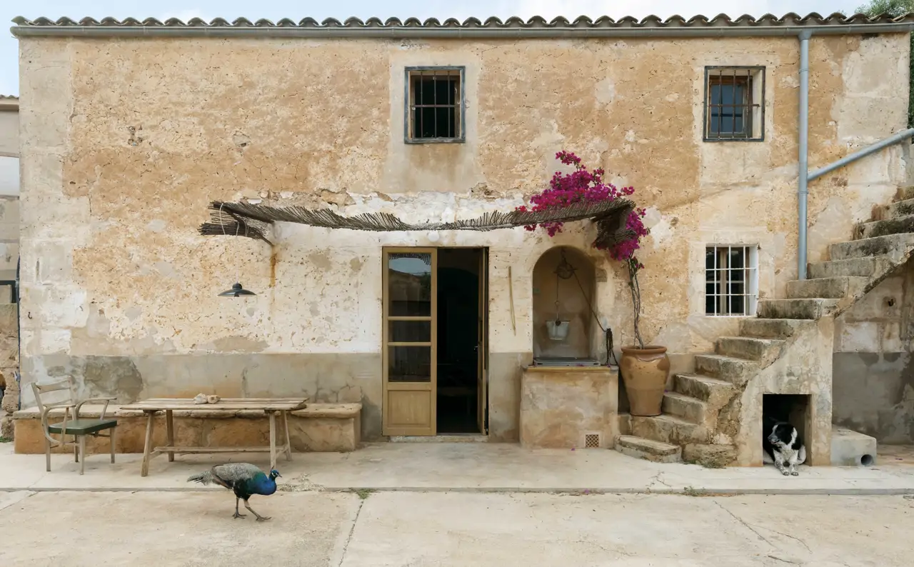 La fachada de su nuevo taller, apenas reformada. “No quería borrar ni pervertir las huellas del pasado”, explica el ceramista mallorquín