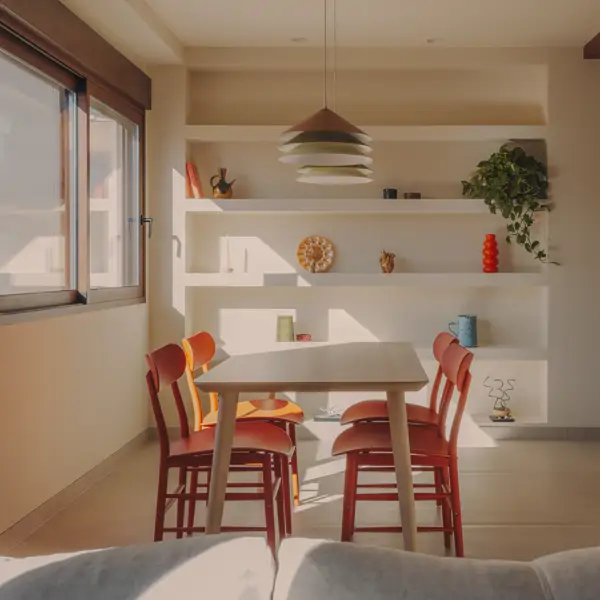 Una joven pareja transforma una vivienda en Valencia con más de 100 años en la casa de sus sueños