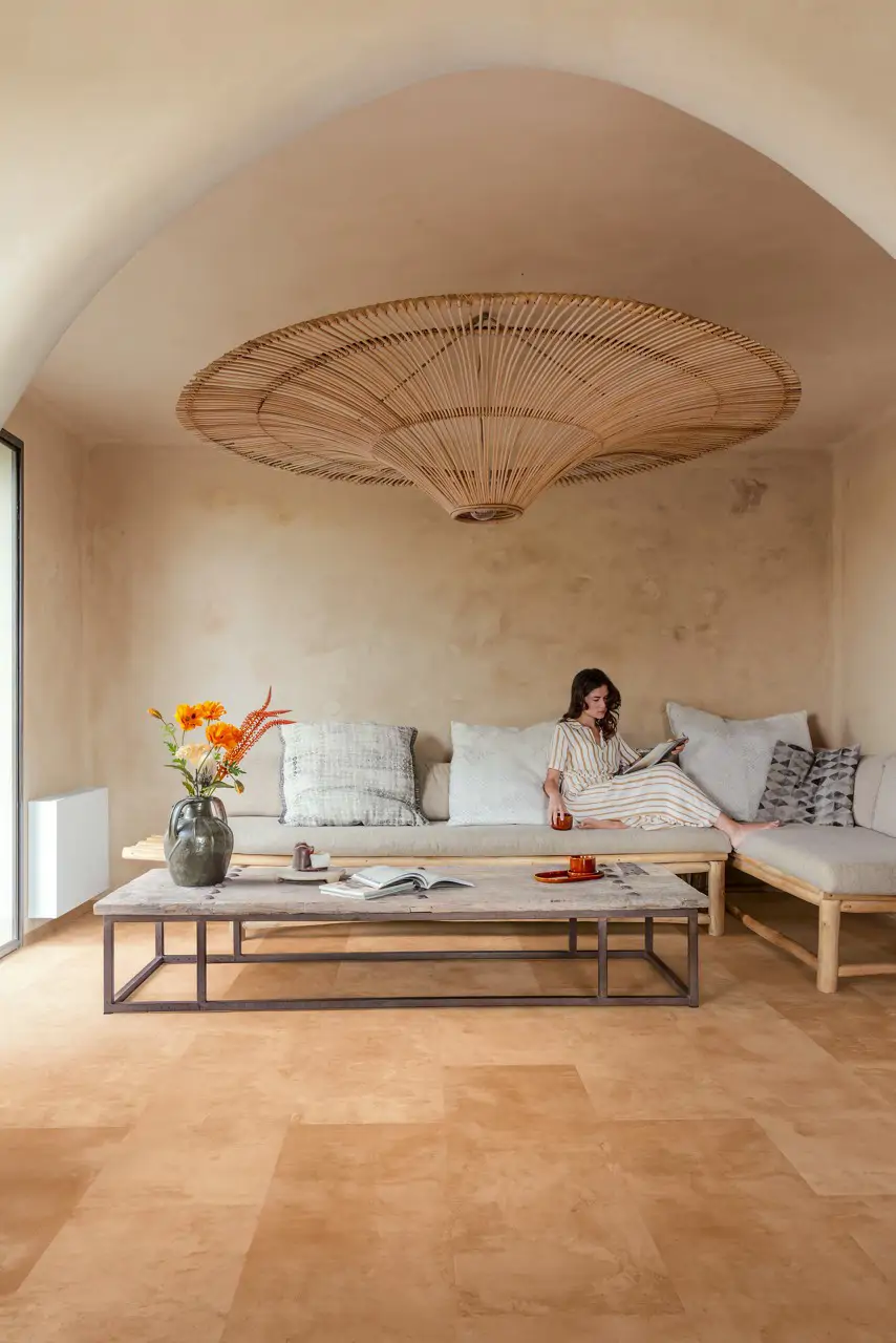 Salón en tonos tierra con suelos laminados