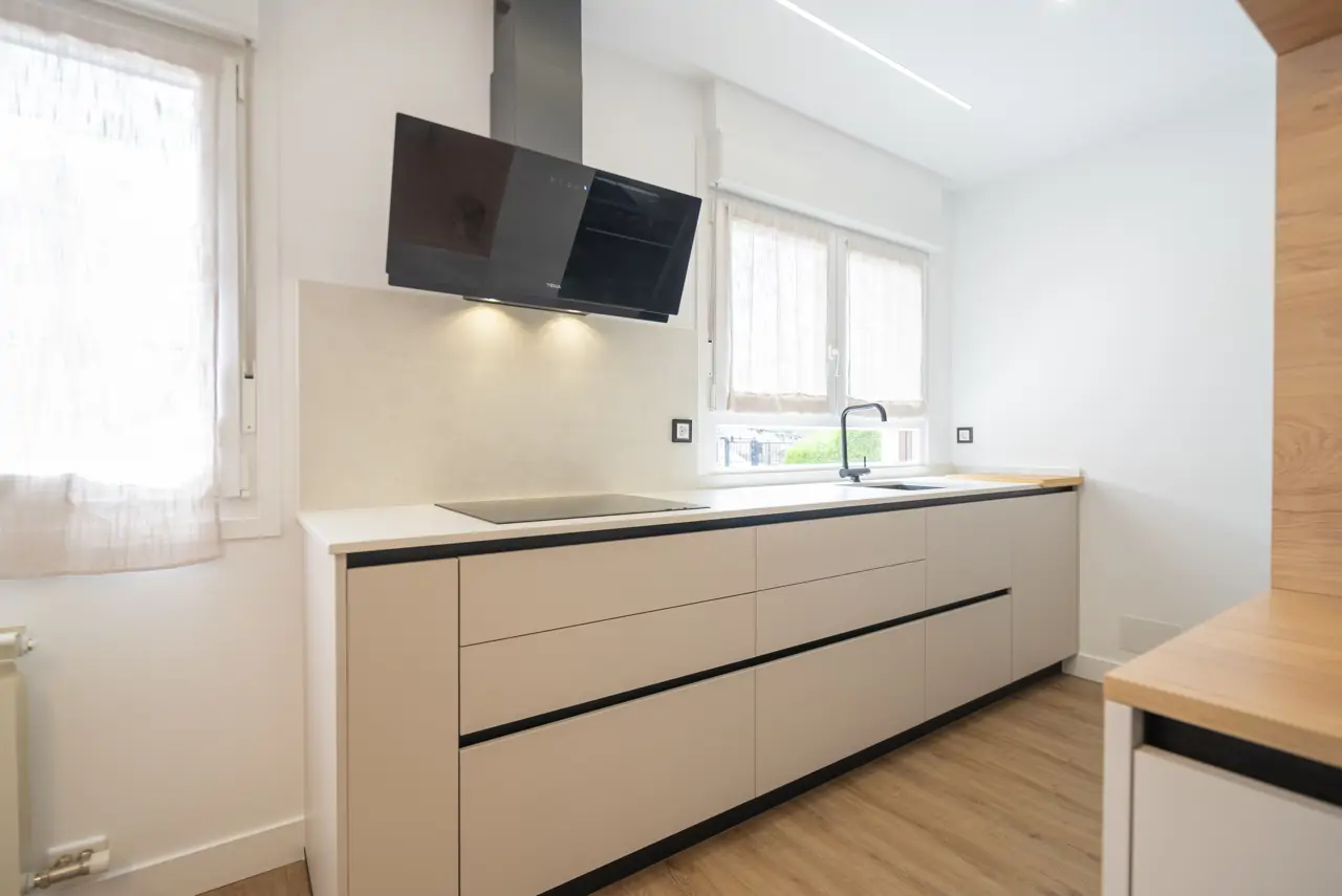 Cocina con campana y sin armarios altos. Proyecto: Cocinas Suarco