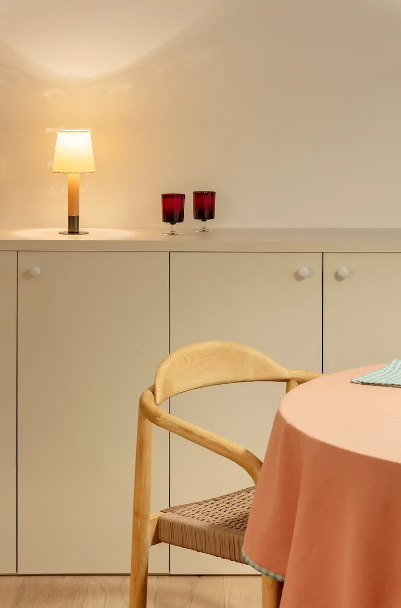 0 mesa comedor y co´moda almacenaje