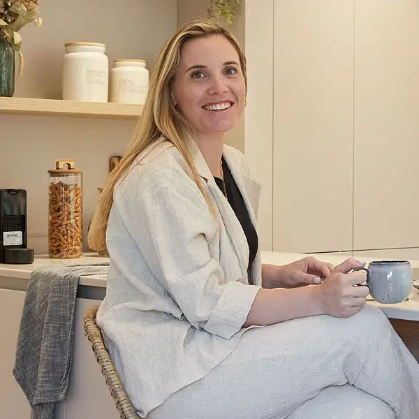 Amaia Elias, experta en interiorismo emocional: "Una cocina organizada no significa que no haya nada en la encimera"