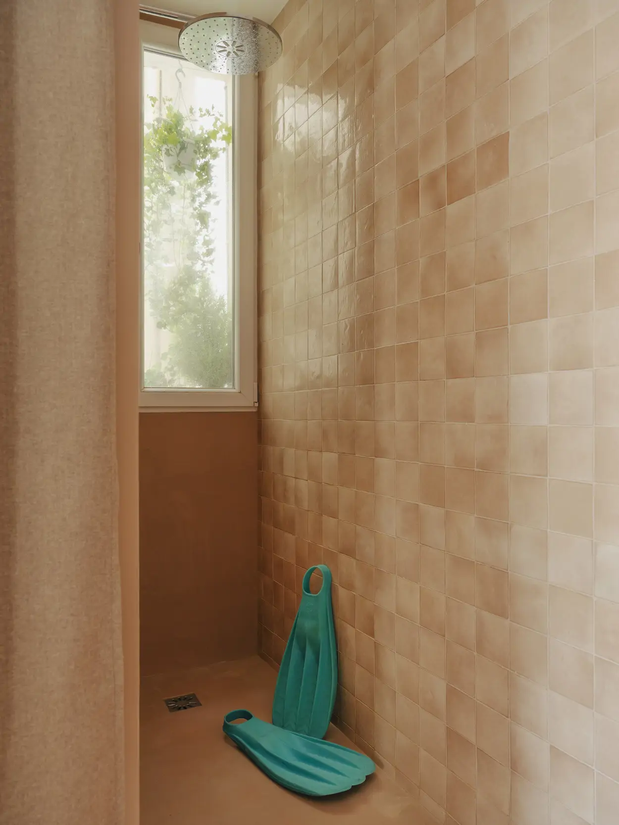 Baño con azulejos terracota