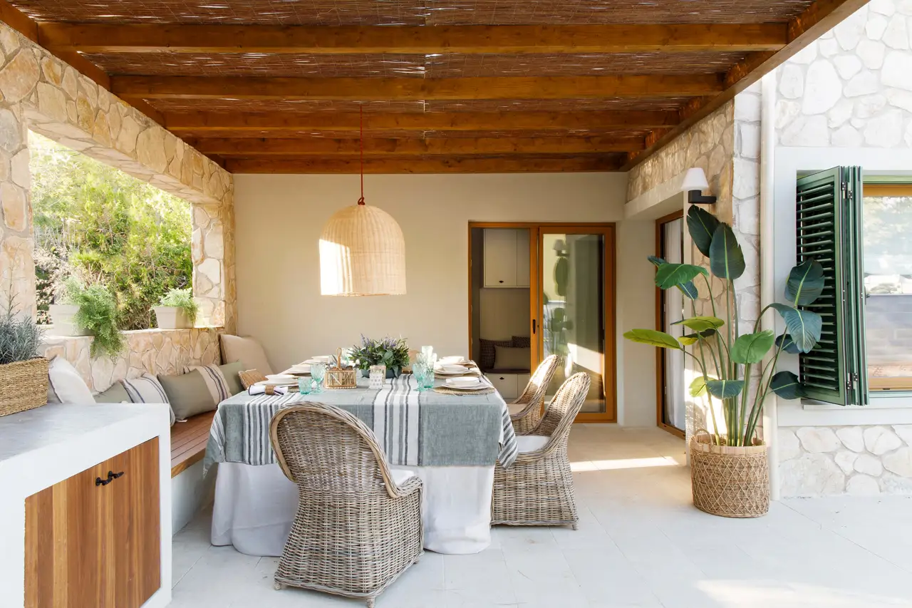 Casa de campo terraza de madera y piedra