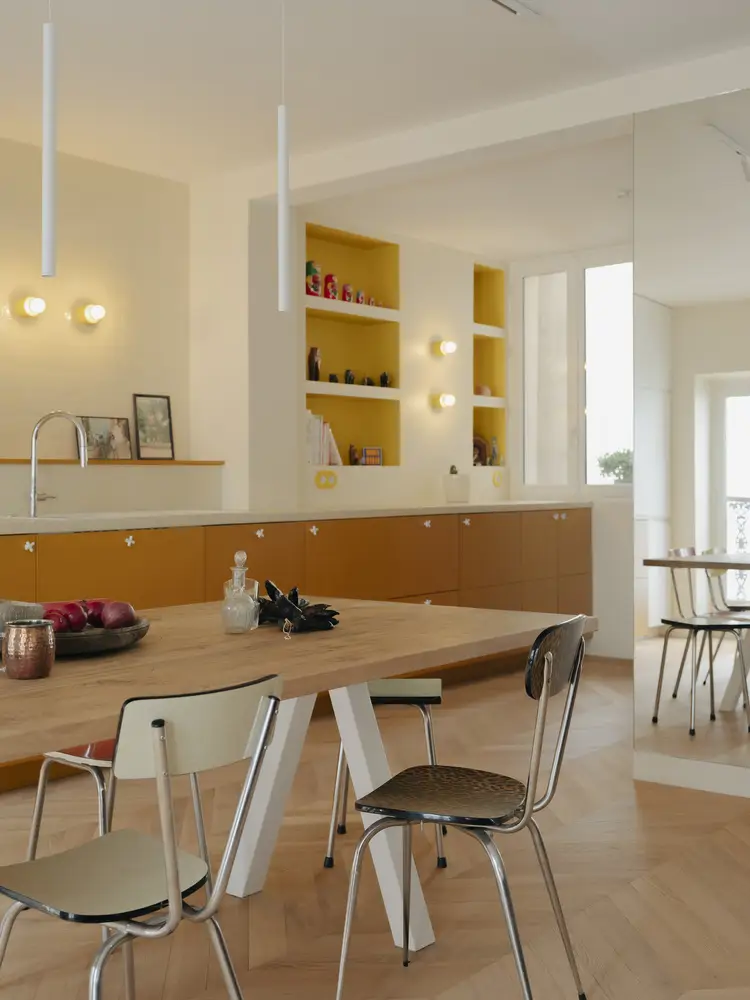Cocina con estantería integrada