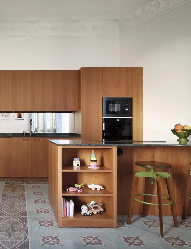 Una interiorista renueva su propio piso en Barcelona con una cocina poco convencional como centro de reunión
