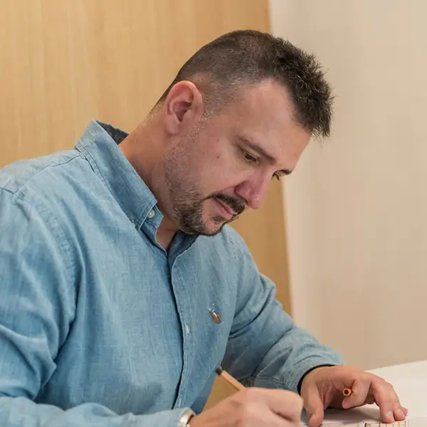 José R. García, arquitecto: "Si tu cocina es casi un cuadrado, puedes ampliarla visualmente sin tirar un solo tabique"