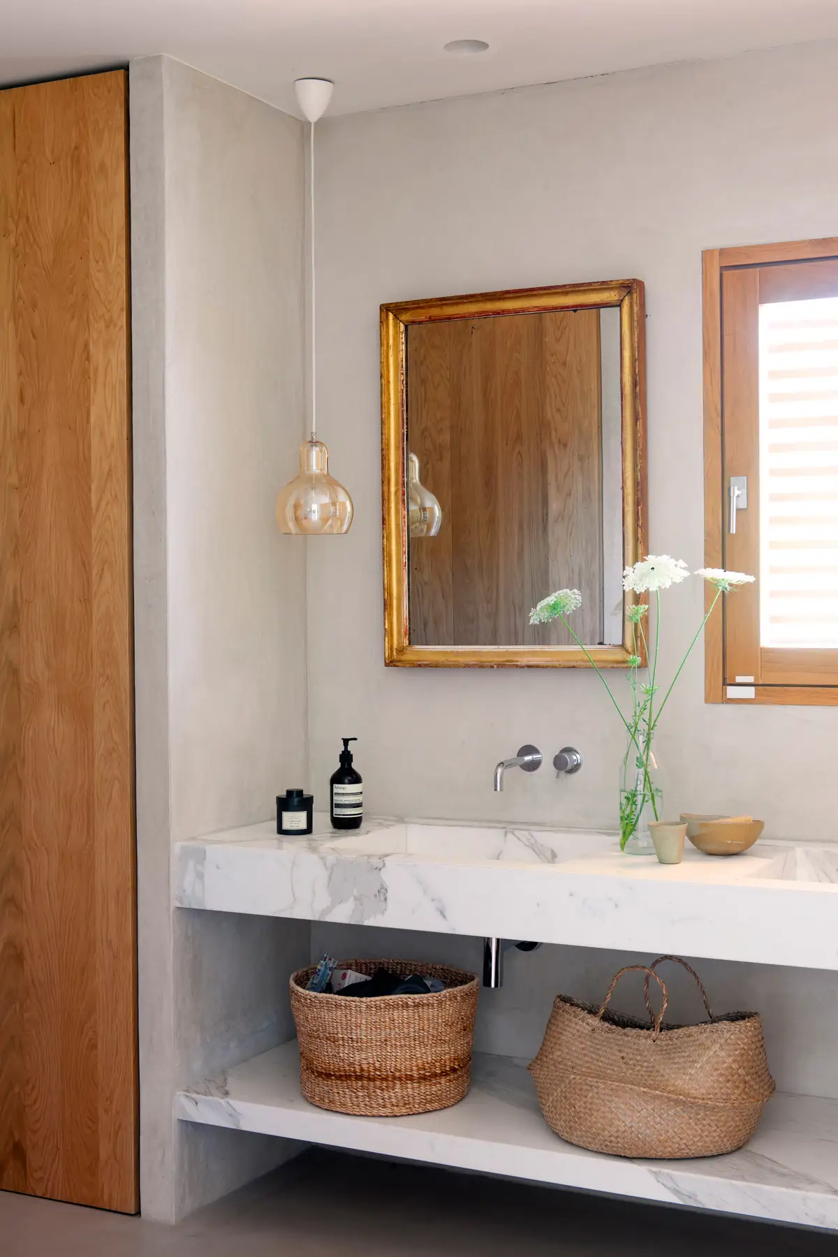 Baño con espacio de almacenaje debajo del lavabo y cestas