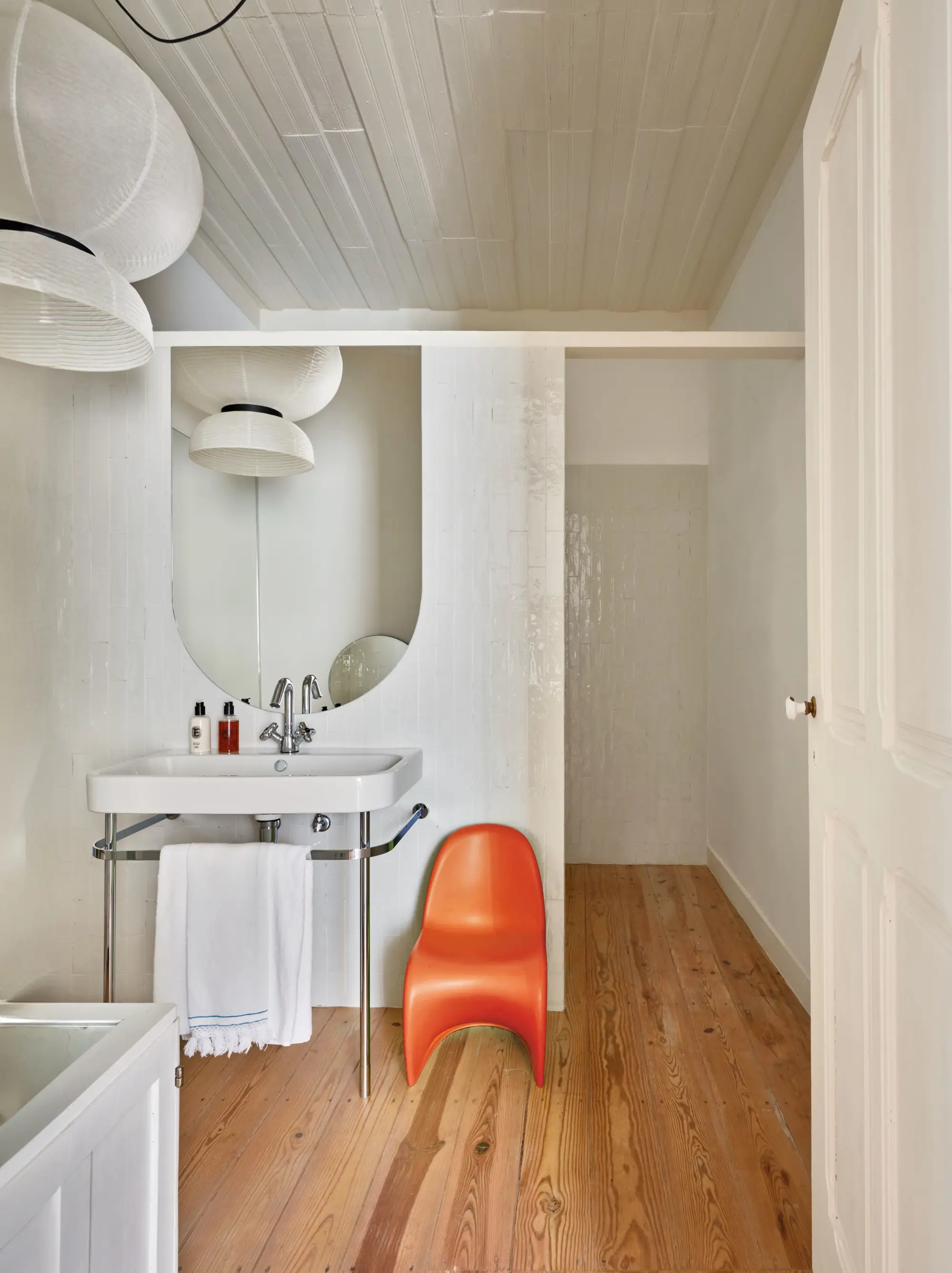 Baño con silla naranja