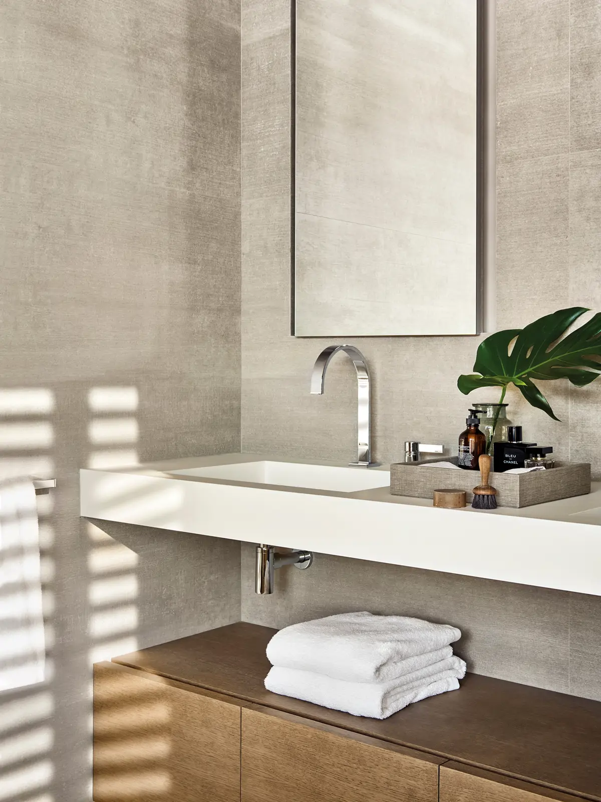 Baño con mueble debajo del lavabo.