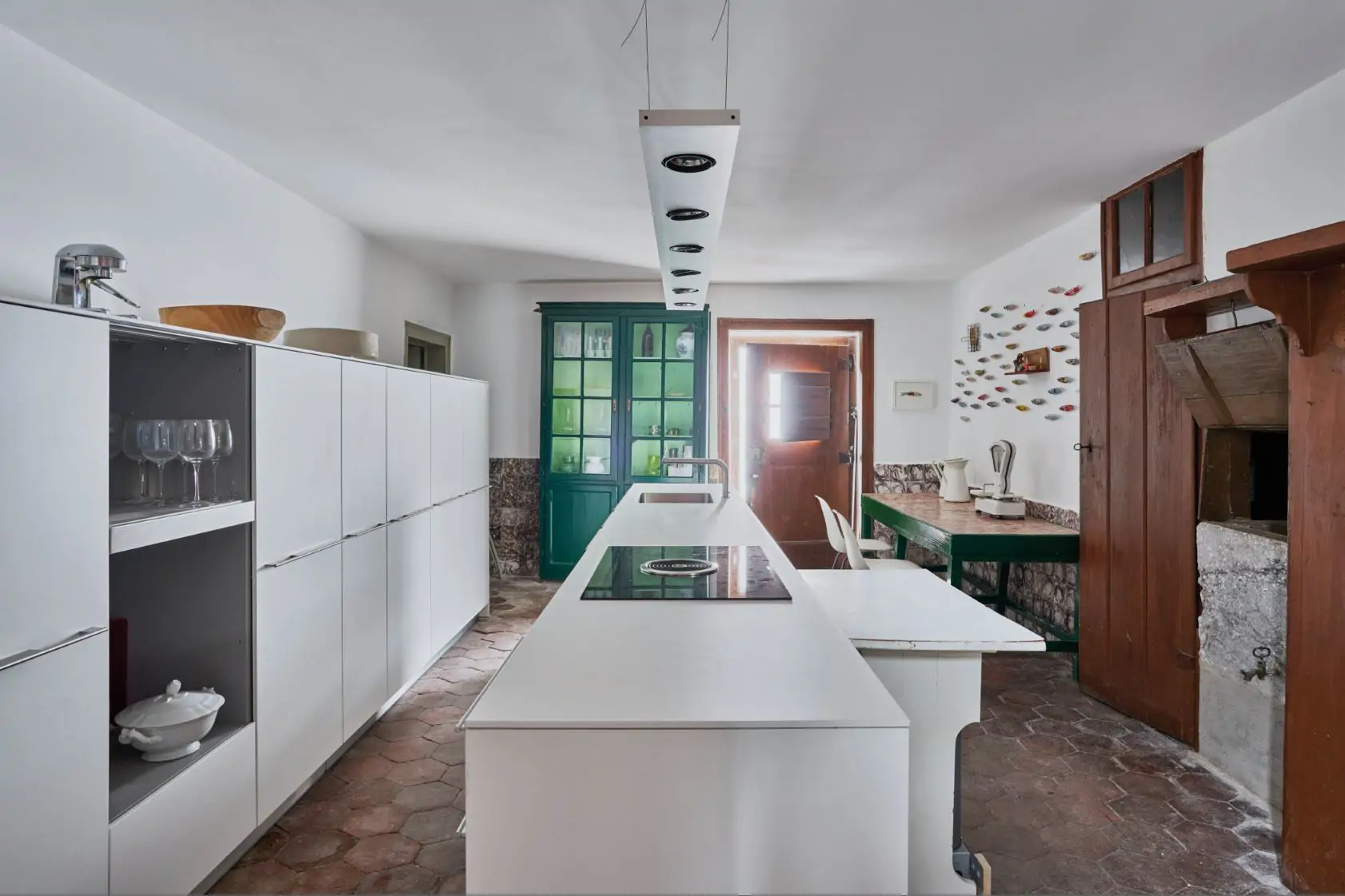 Cocina con vitrina verde