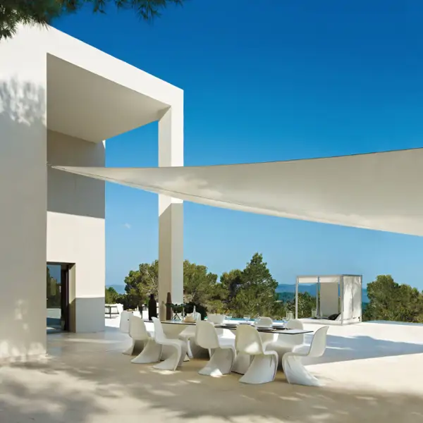 Adiós al blanco: estos son los colores tendencia en 2025 para el toldo de la terraza, balcón o porche