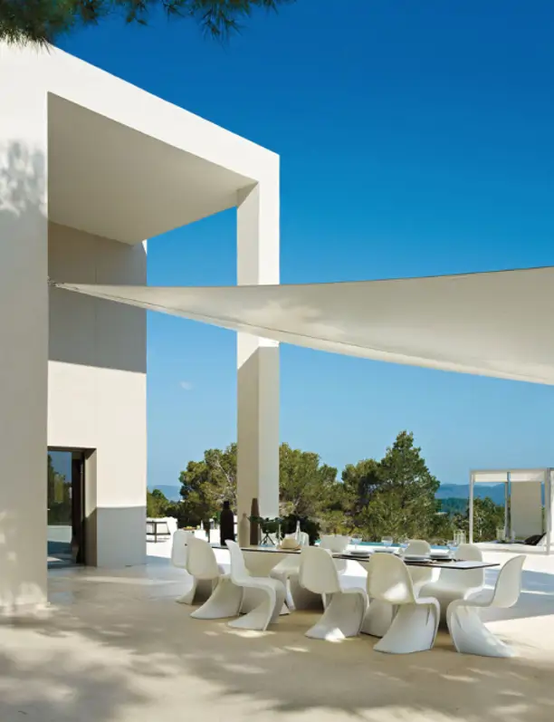 Adiós al blanco: estos son los colores tendencia en 2025 para el toldo de la terraza, balcón o porche