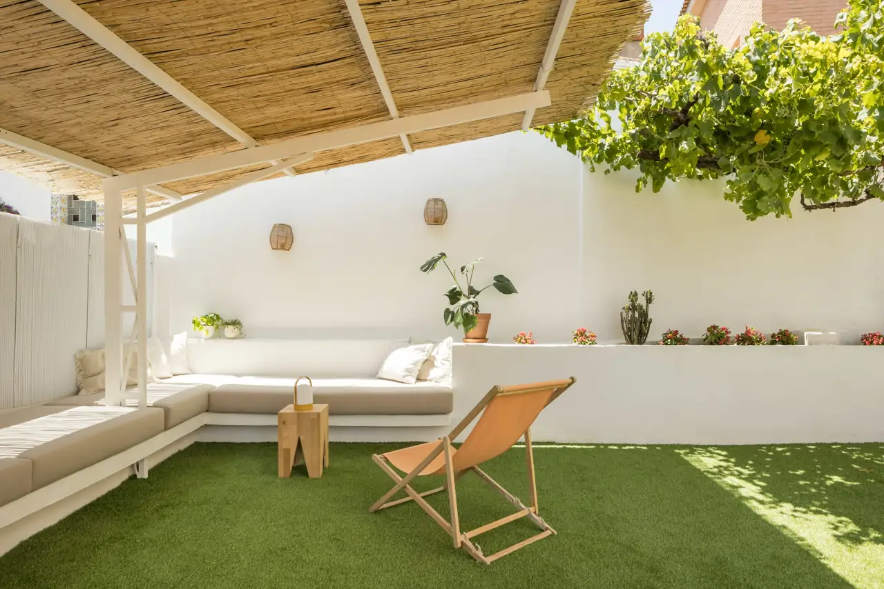 Desde la entrada se puede ver el patio. Los muros se usan para crear bancos y maceteros de obra