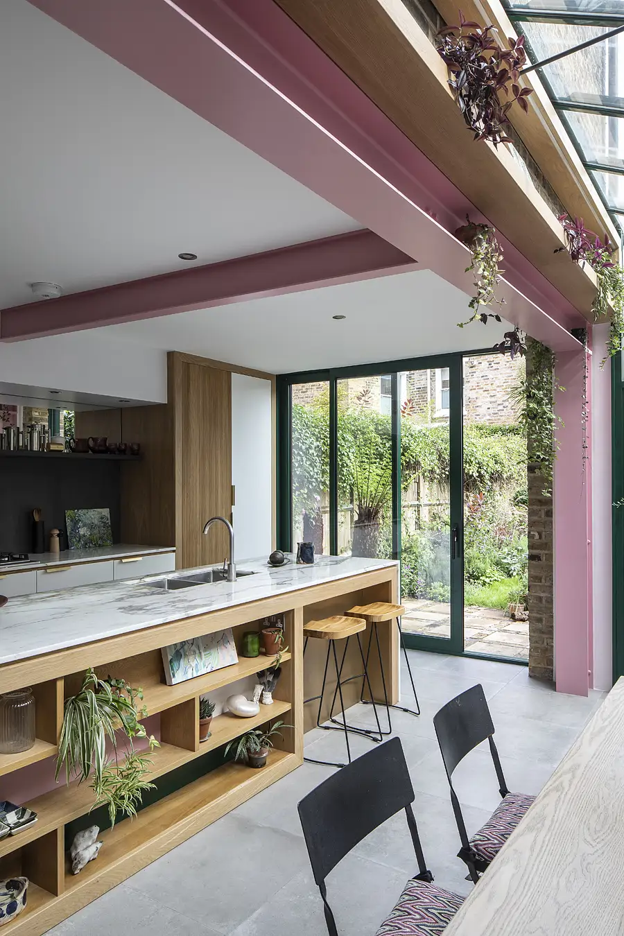 La cocina, un diseño de los arquitectos, se abre al jardín trasero. El ventanal se ha instalado nuevo