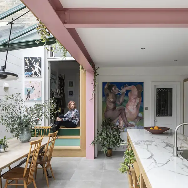 ¡Fuera tabiques! La reforma de una cocina abierta al jardín para una artista: “Quería una cocina me hiciera sonreír"