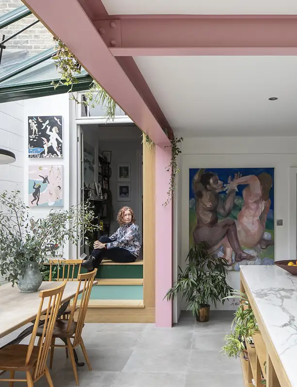 ¡Fuera tabiques! La reforma de una cocina abierta al jardín para una artista: "Quería una cocina que me hiciera sonreír"