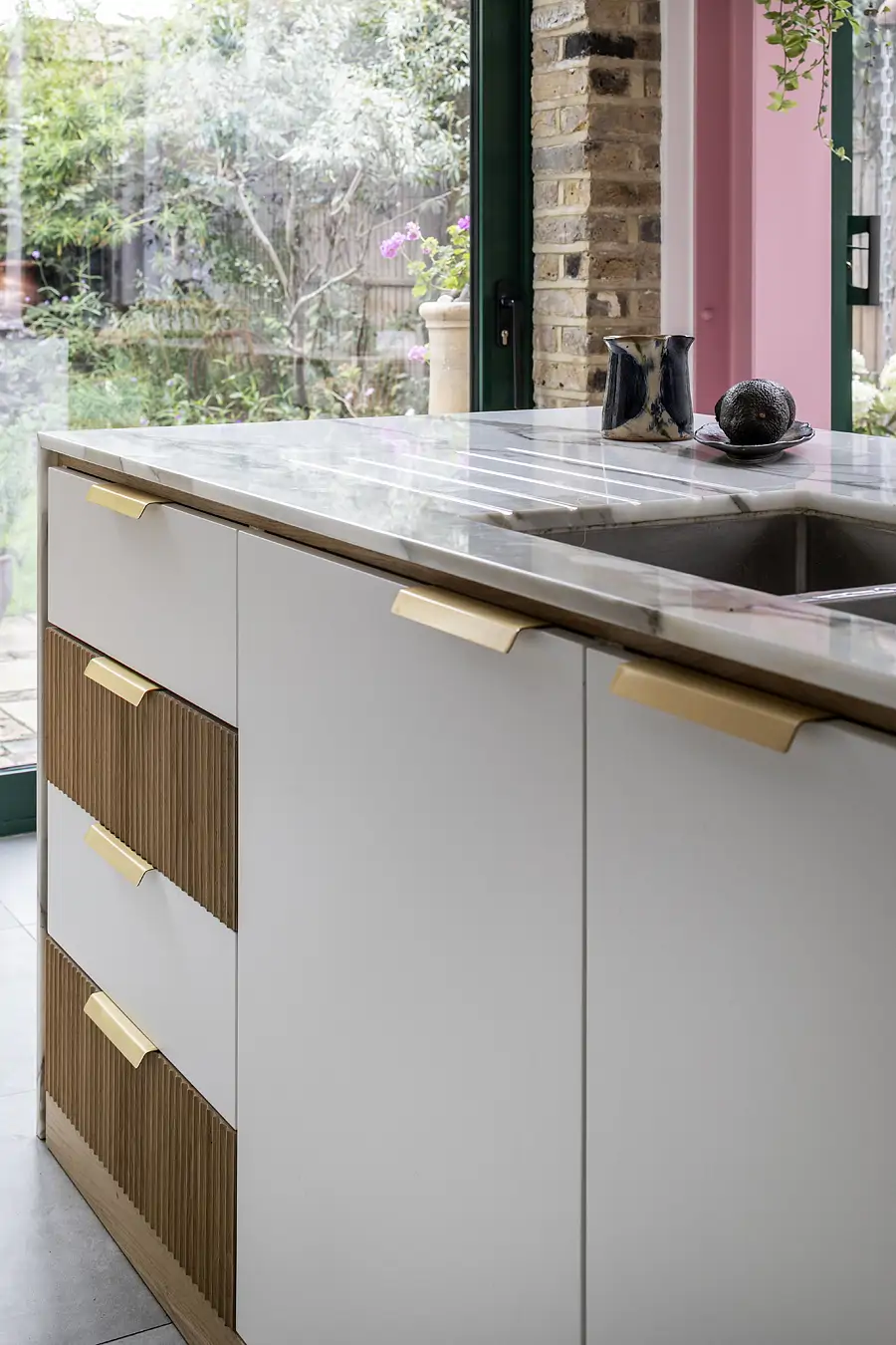 Los arquitectos invitaron a la clienta a su estudio para elegir los acabados y rematar detalles