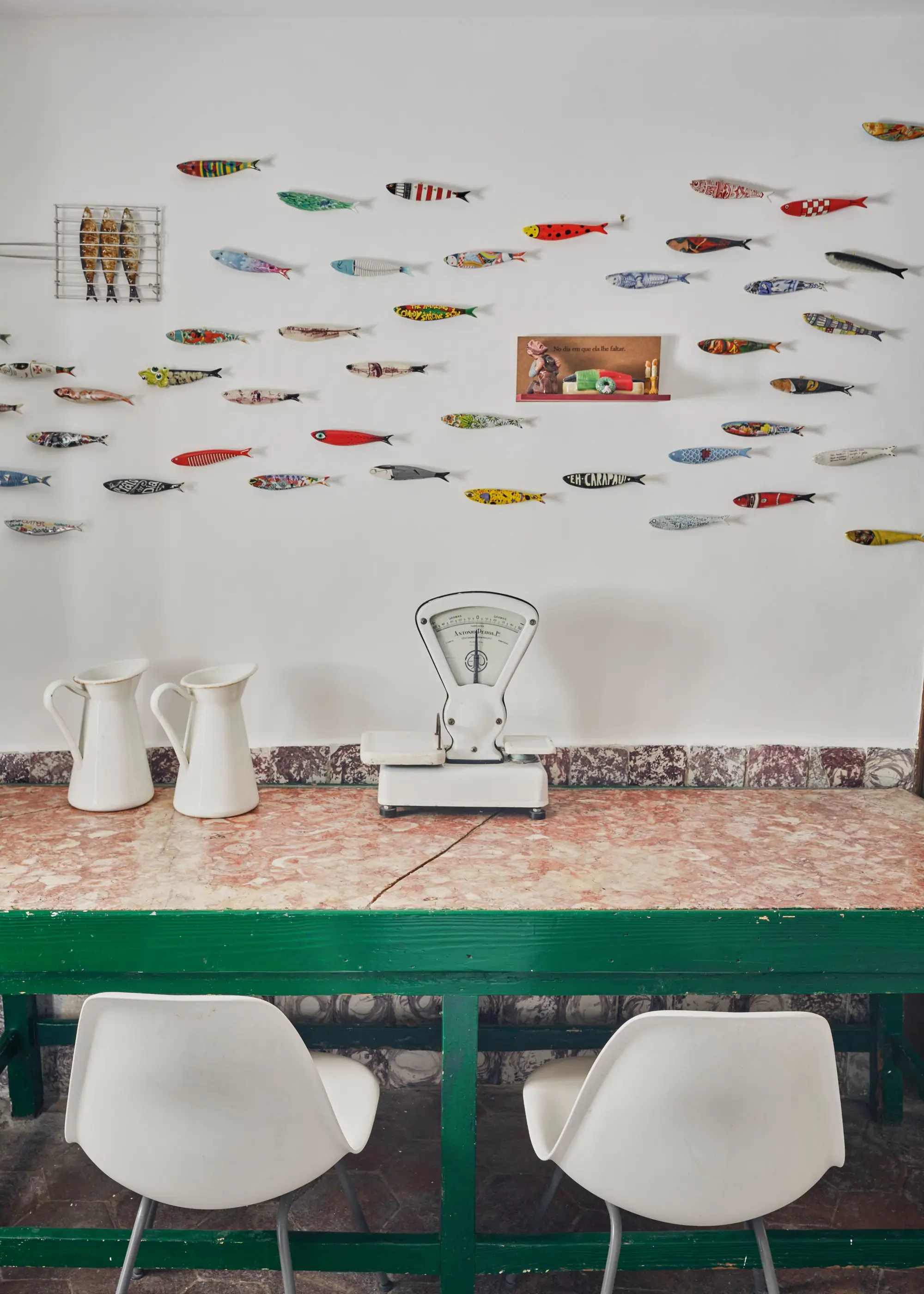 Pared con peces y báscula