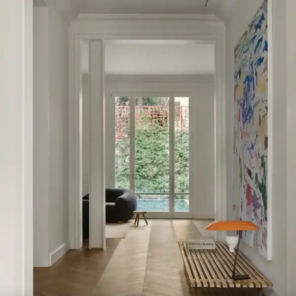 Cómo decorar un pasillo largo y estrecho con mucha pared blanca: 8 IDEAS fáciles de copiar y resultonas