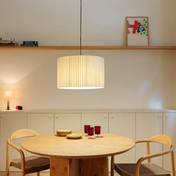 La reforma de este MINI piso apuesta por una cocina multifuncional: "Organiza, divide del lavadero y oculta el baño y dormitorio"