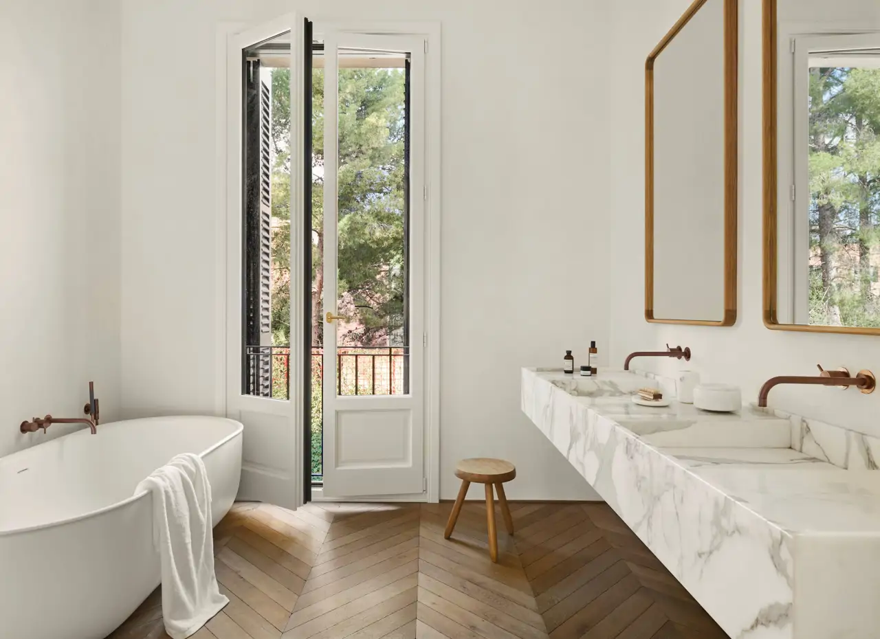 Baño con suelo de parquet y bañera 