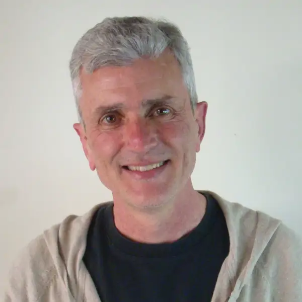 Marcelo Seia, arquitecto argentino: “En los baños de España se desaprovecha el espacio de debajo de la pica” 