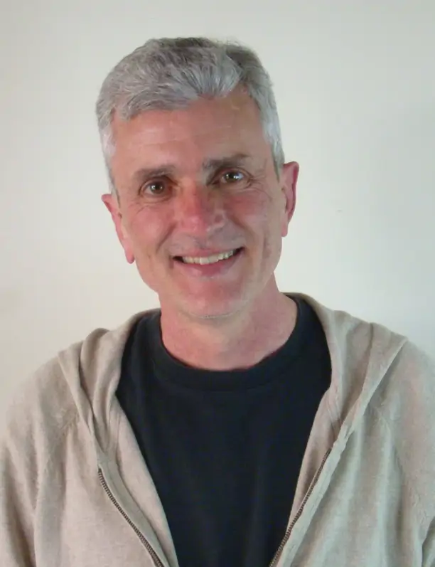 Marcelo Seia, arquitecto argentino: “En los baños de España se desaprovecha el espacio de debajo de la pica” 