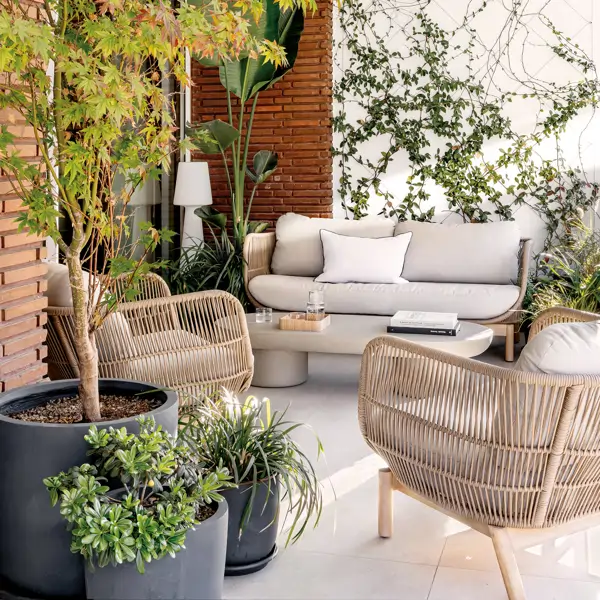 Los diseñadores de Zara Home saben cómo decorar una terraza con piezas minimalistas: 7 ideas tendencia en 2025