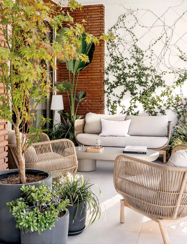 Los diseñadores de Zara Home saben cómo decorar una terraza con piezas minimalistas: 7 ideas tendencia en 2025