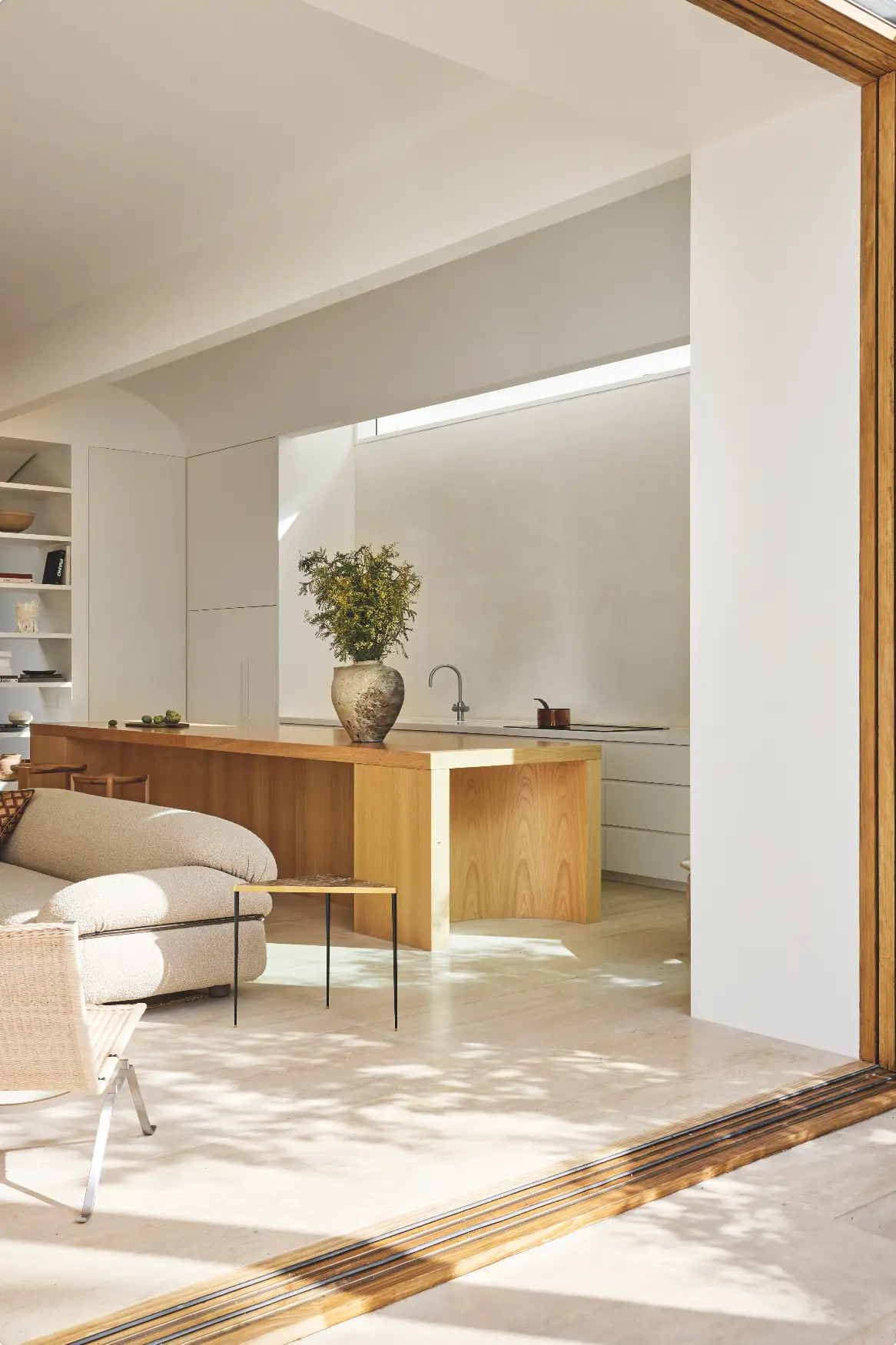 Salón con cocina abierta e isla de madera