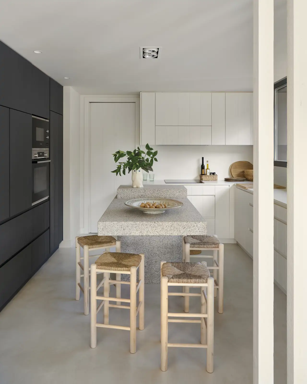 Cocina con office de granito