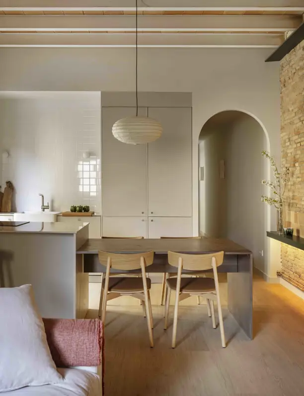 Cómo convertir un piso alargado de 65 m2 en un hogar cálido y funcional: esta transformación de Mireia Torruella te lo enseña