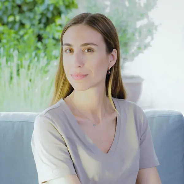 Alejandra Balbás, interiorista experta en Feng Shui: “Si tienes un pasillo alargado, coloca un mueble tipo consola o un banquito" 