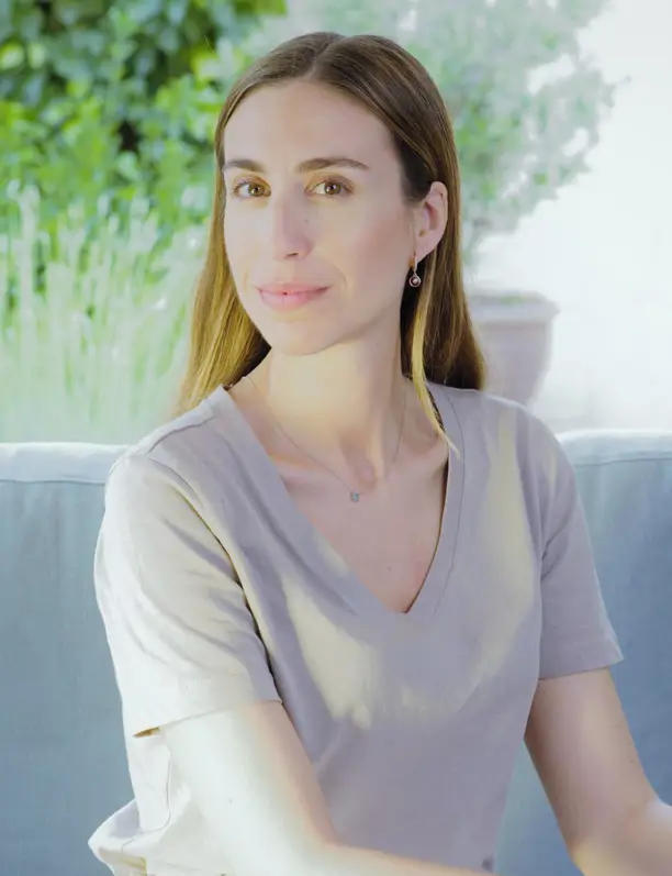 Alejandra Balbás, interiorista experta en Feng Shui: “Si tienes un pasillo alargado, coloca un mueble tipo consola o un banquito" 